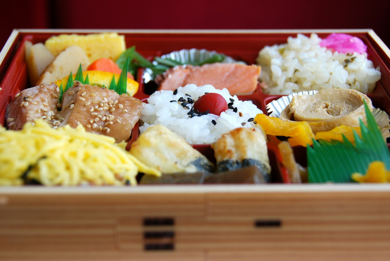 オフィスで弁当ランチを楽しむ日本人参加者