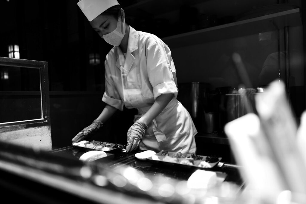日本人シェフが料理を仕込んでいる様子